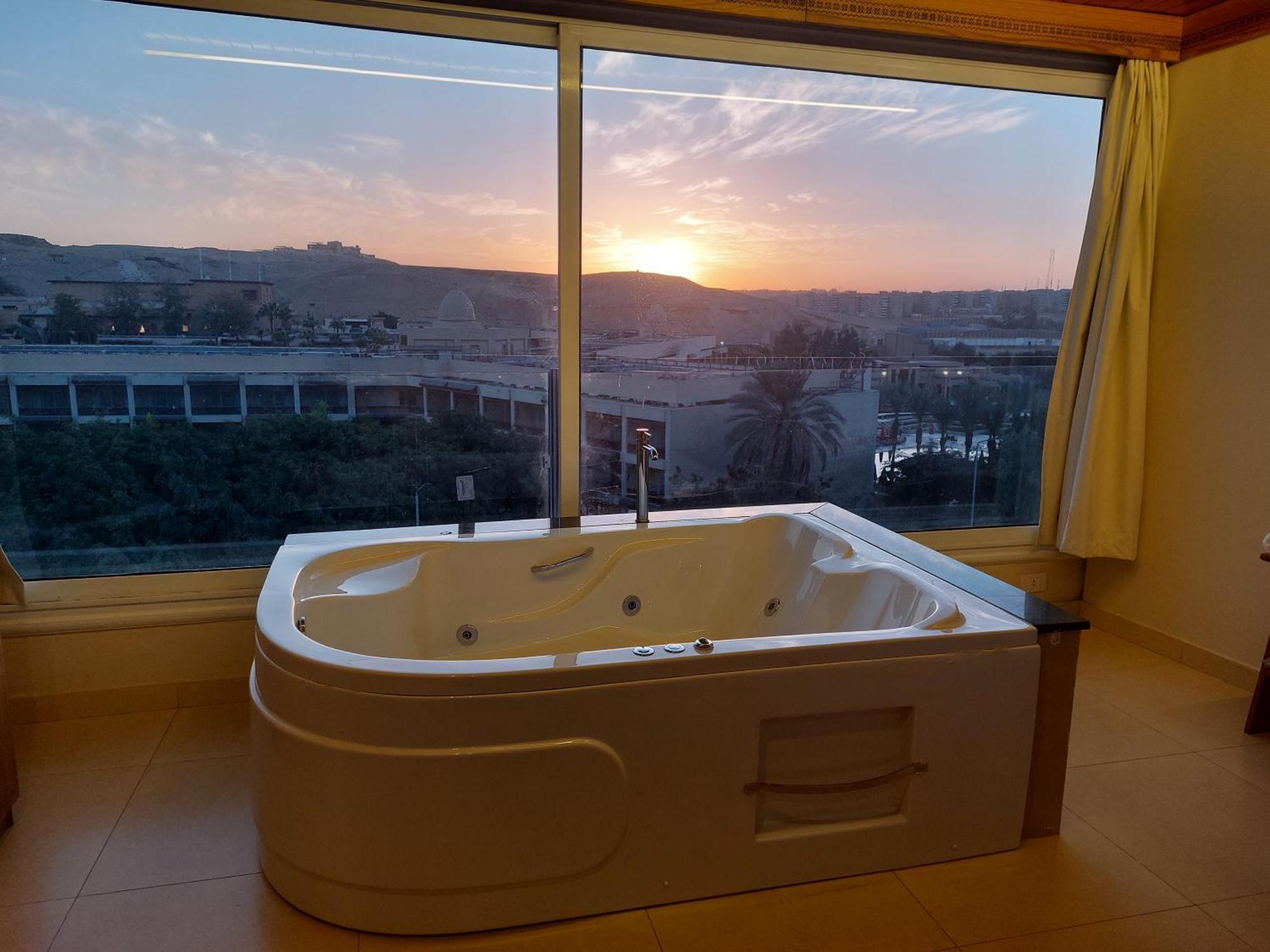 Doudou Pyramids View Hotel Kafret el-Gabal Exterior foto