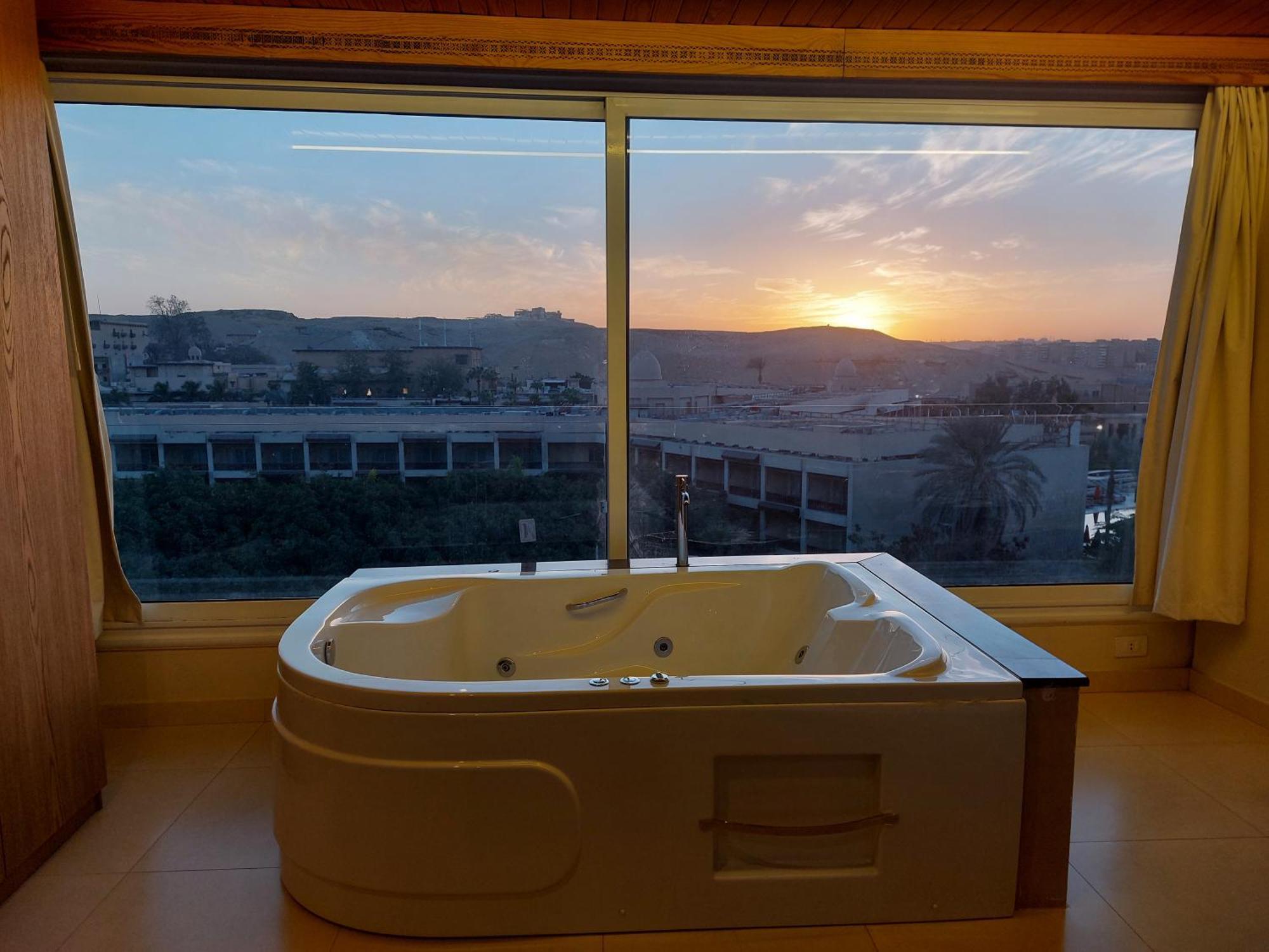 Doudou Pyramids View Hotel Kafret el-Gabal Exterior foto