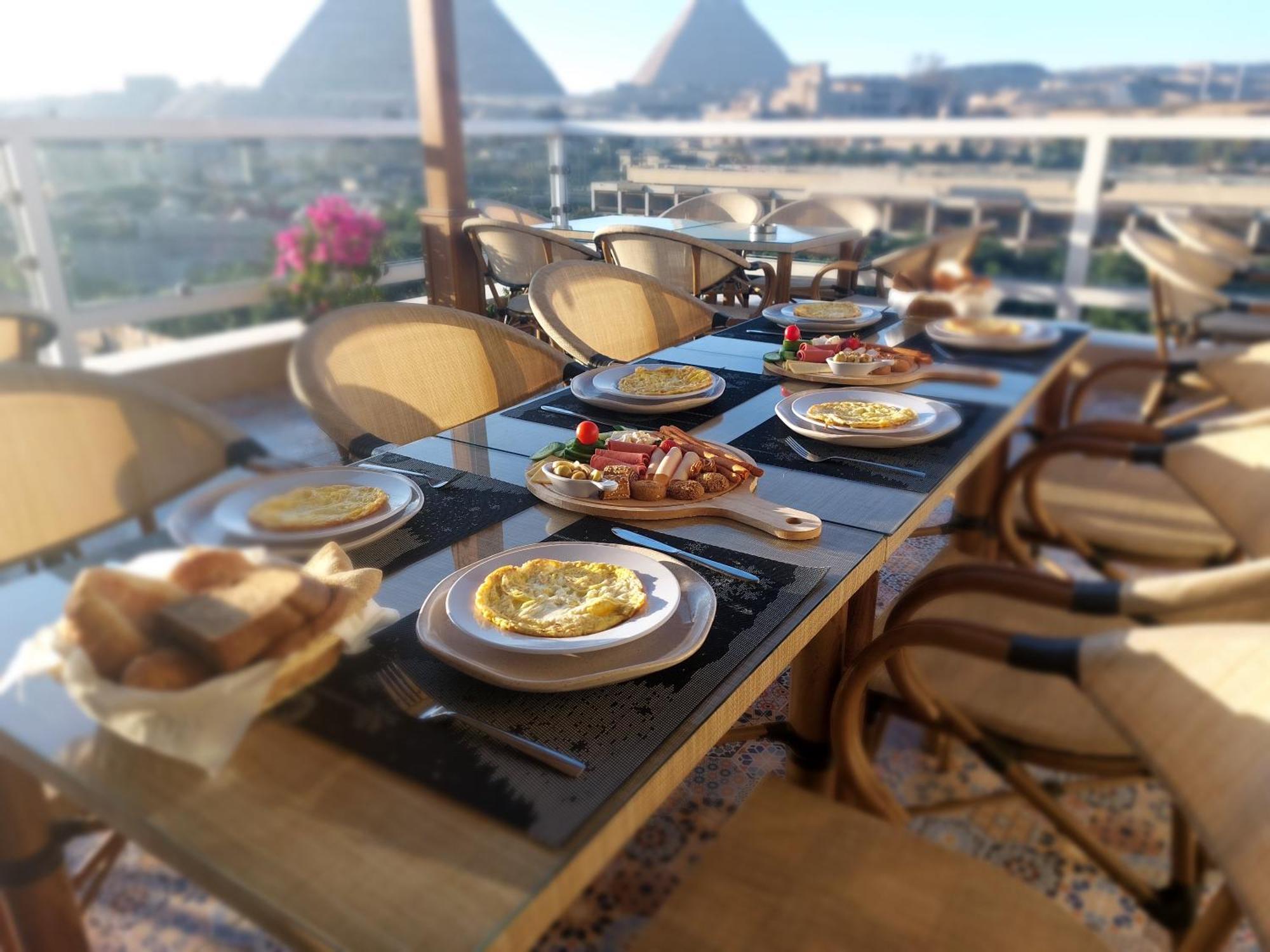 Doudou Pyramids View Hotel Kafret el-Gabal Exterior foto